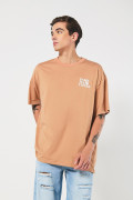 Camiseta salmón oversize con textos estampados y manga corta