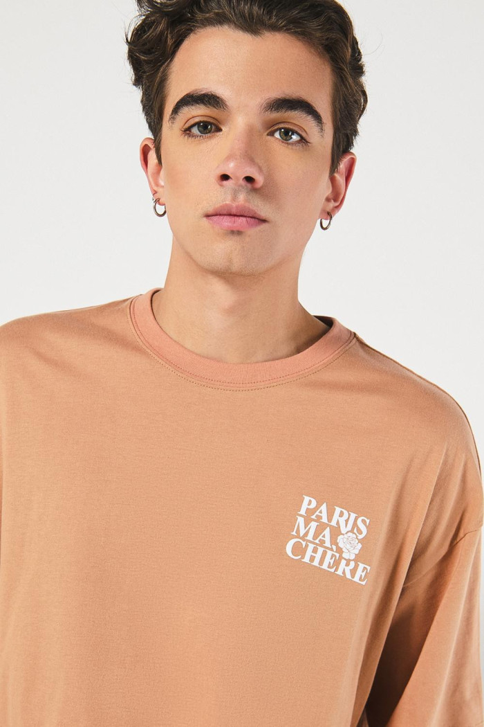 Camiseta salmón oversize con textos estampados y manga corta