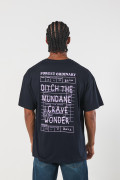 Camiseta azul oversize manga corta con diseños urbanos