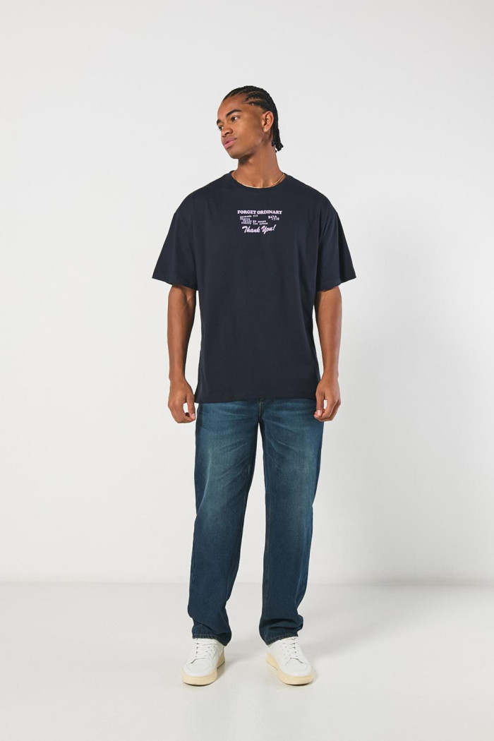 Camiseta azul oversize manga corta con diseños urbanos