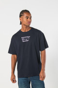 Camiseta azul oversize manga corta con diseños urbanos
