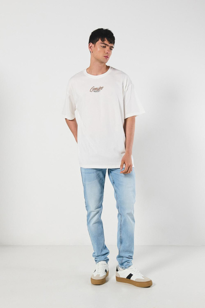 Camiseta manga corta oversize crema con textos estampados