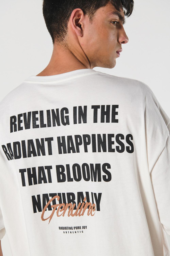 Camiseta manga corta oversize crema con textos estampados