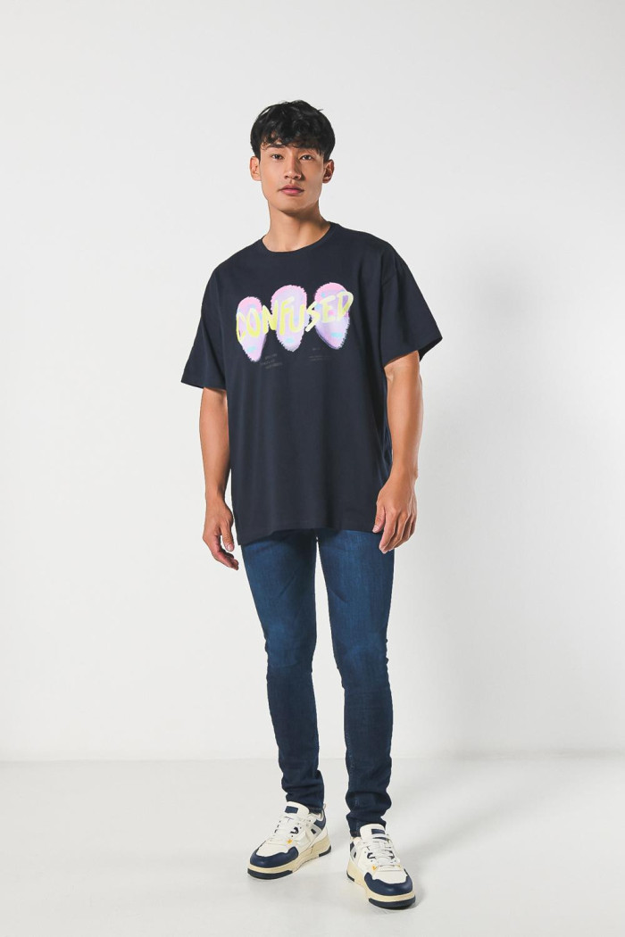 Camiseta oversize azul manga corta con arte futurista