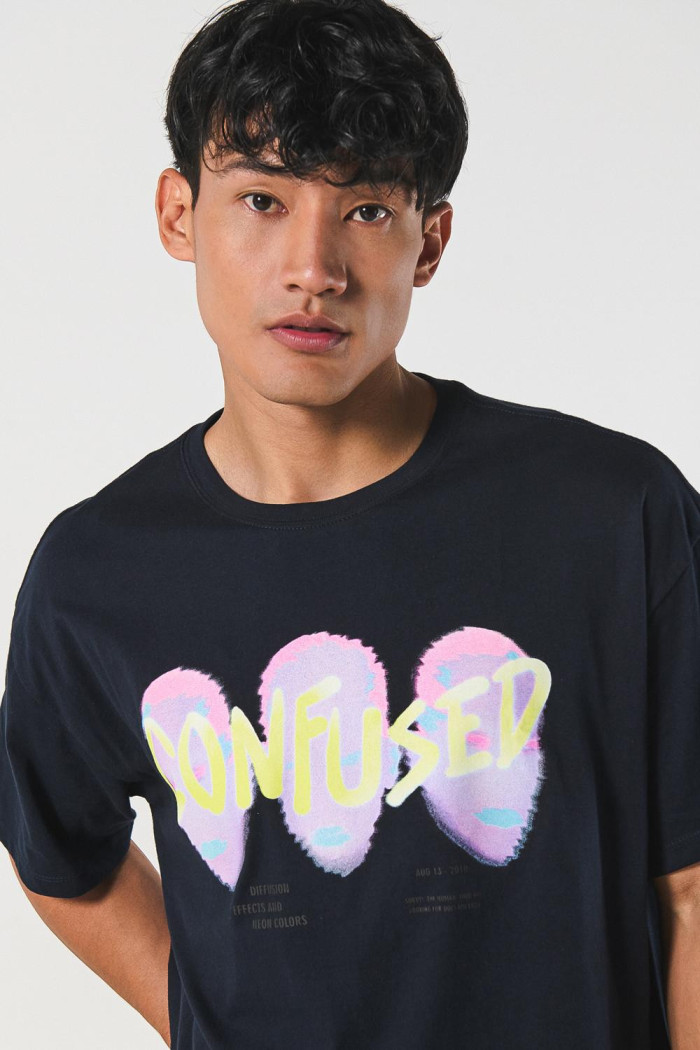 Camiseta oversize azul manga corta con arte futurista