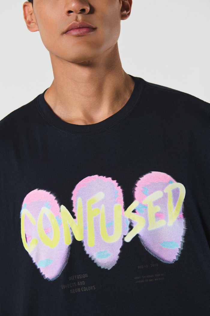 Camiseta oversize azul manga corta con arte futurista