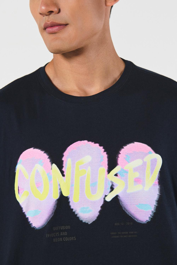 Camiseta oversize azul manga corta con arte futurista