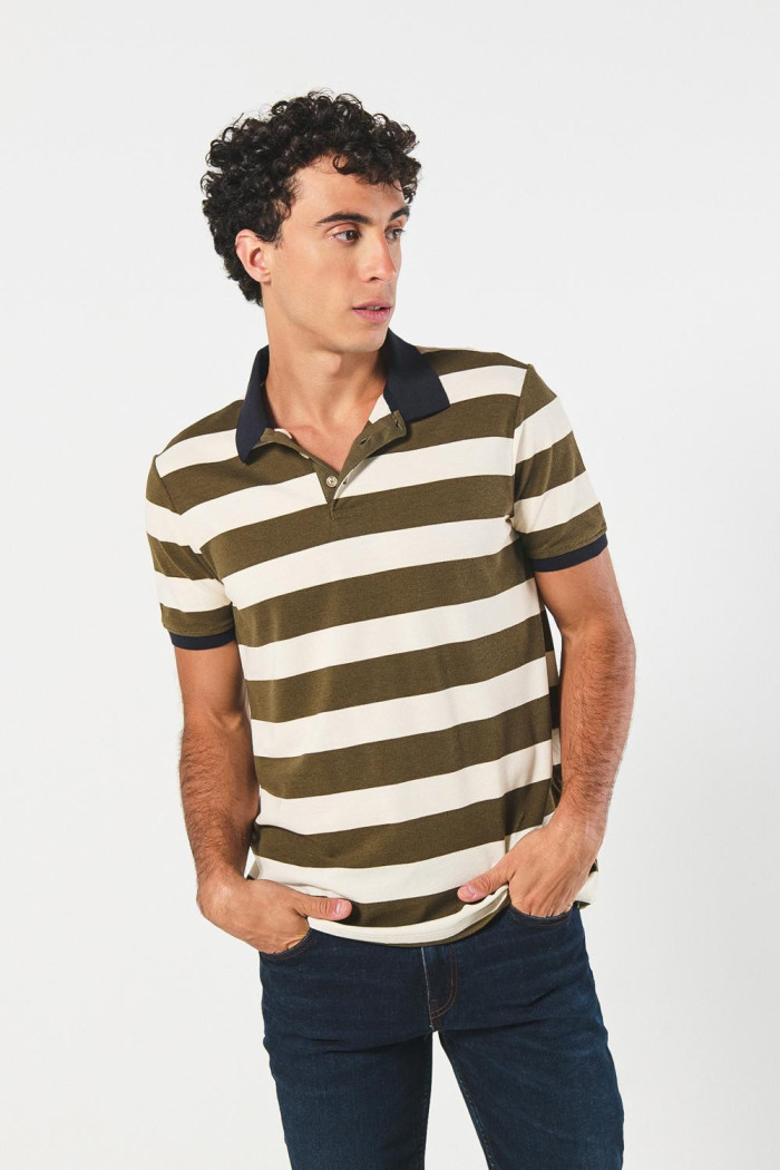 Camiseta polo unicolor con rayas y botones en pechera