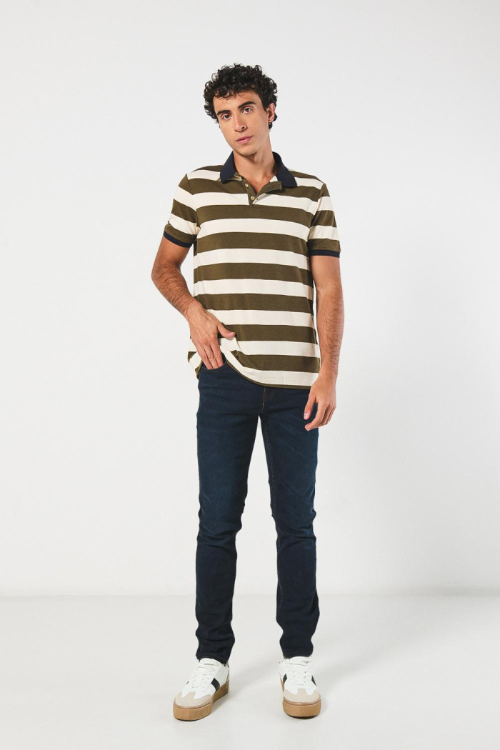Camiseta polo unicolor con rayas y botones en pechera