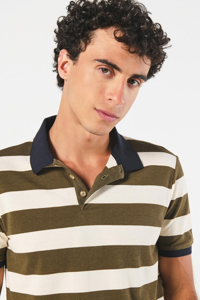 Camiseta polo unicolor con rayas y botones en pechera