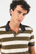 Camiseta polo unicolor con rayas y botones en pechera