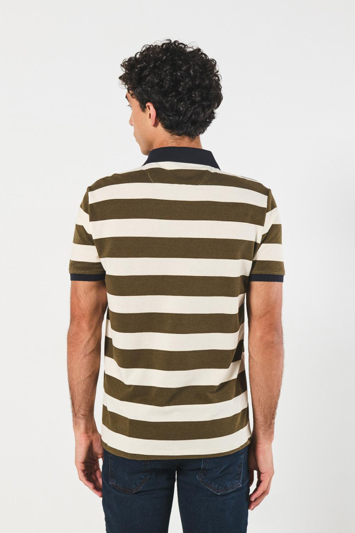 Camiseta polo unicolor con rayas y botones en pechera