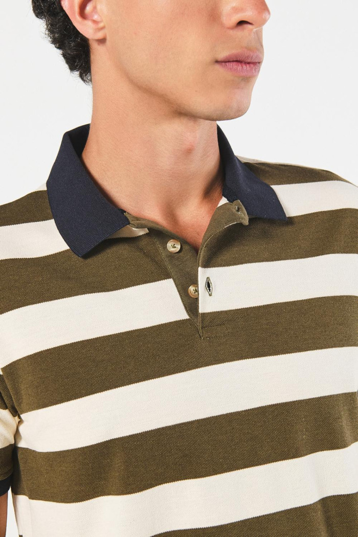 Camiseta polo unicolor con rayas y botones en pechera