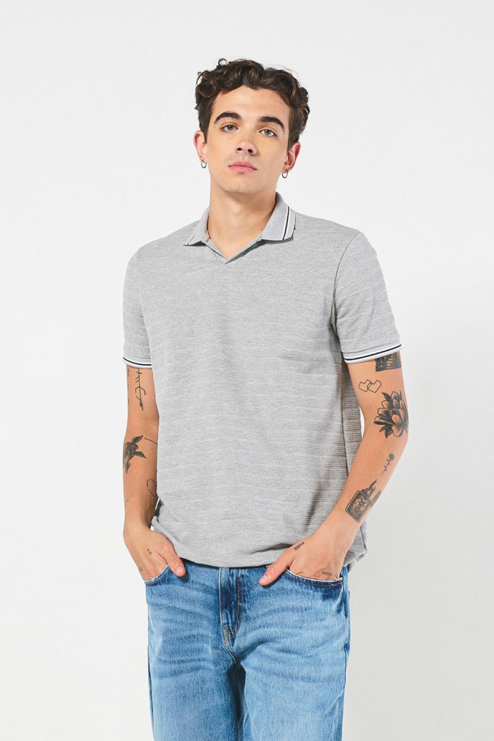 Camiseta gris clara polo con botones y manga corta