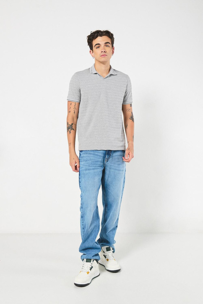 Camiseta gris clara polo con botones y manga corta