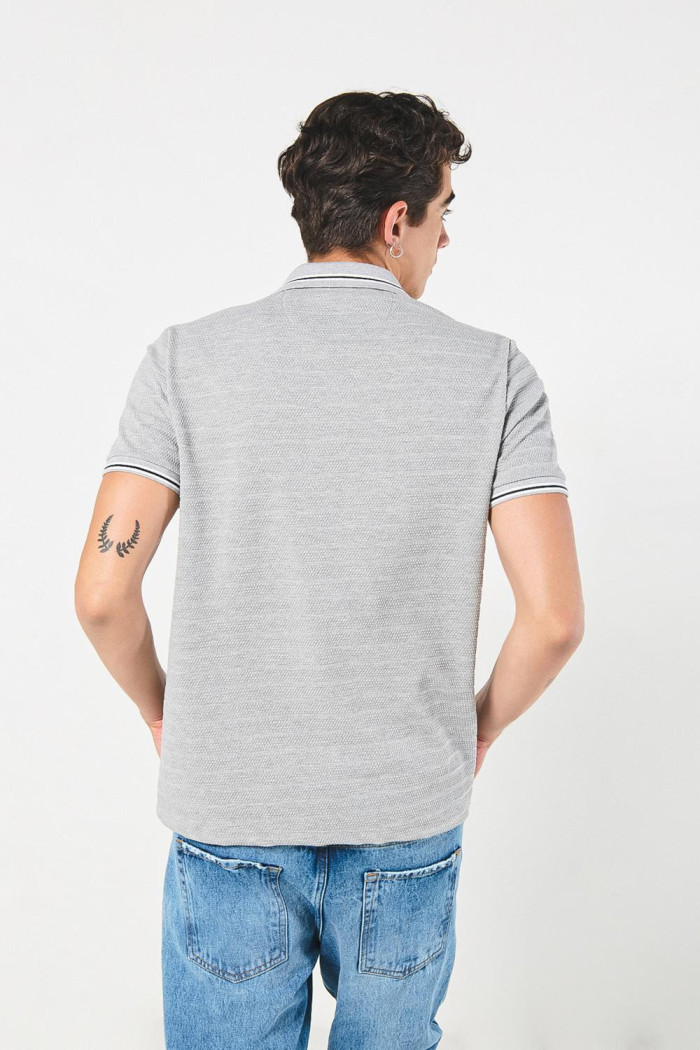 Camiseta gris clara polo con botones y manga corta