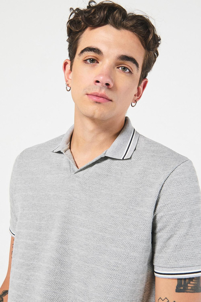 Camiseta gris clara polo con botones y manga corta