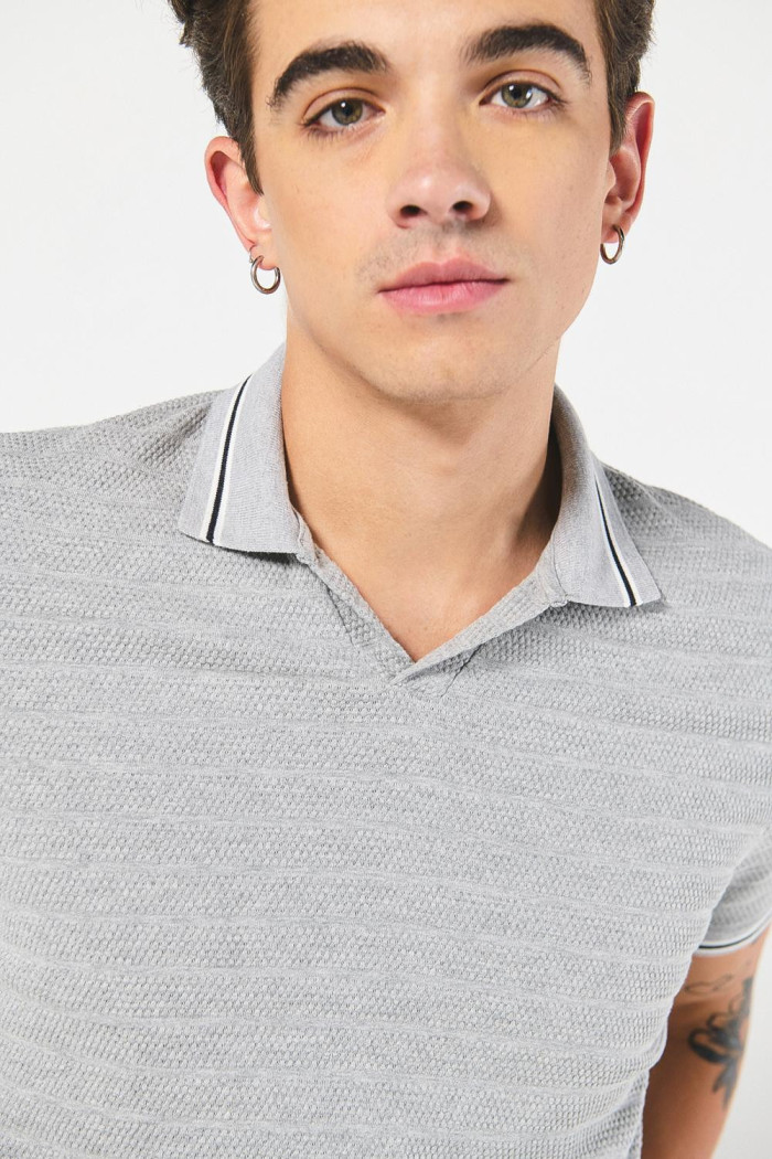 Camiseta gris clara polo con botones y manga corta