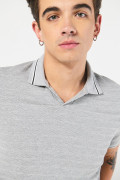 Camiseta gris clara polo con botones y manga corta