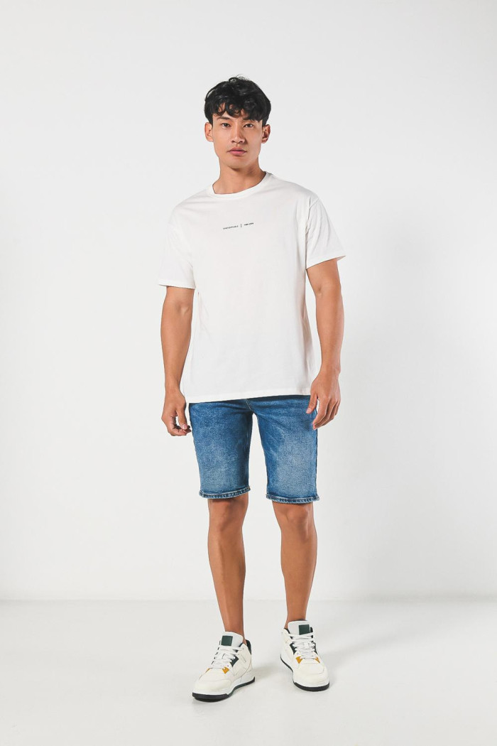 Camiseta manga corta unicolor con diseño urbano