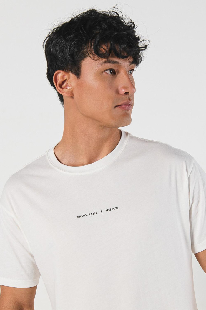 Camiseta manga corta unicolor con diseño urbano