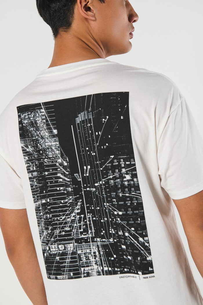 Camiseta manga corta unicolor con diseño urbano