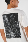 Camiseta manga corta unicolor con diseño urbano