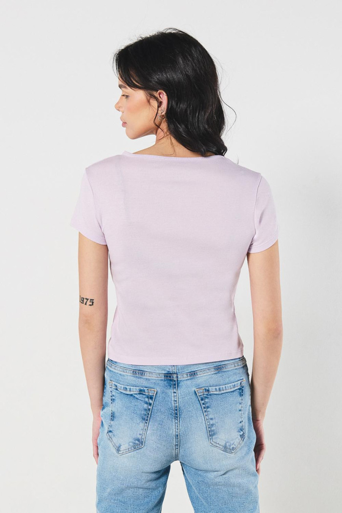 Camiseta en rib unicolor manga corta con diseño coquette