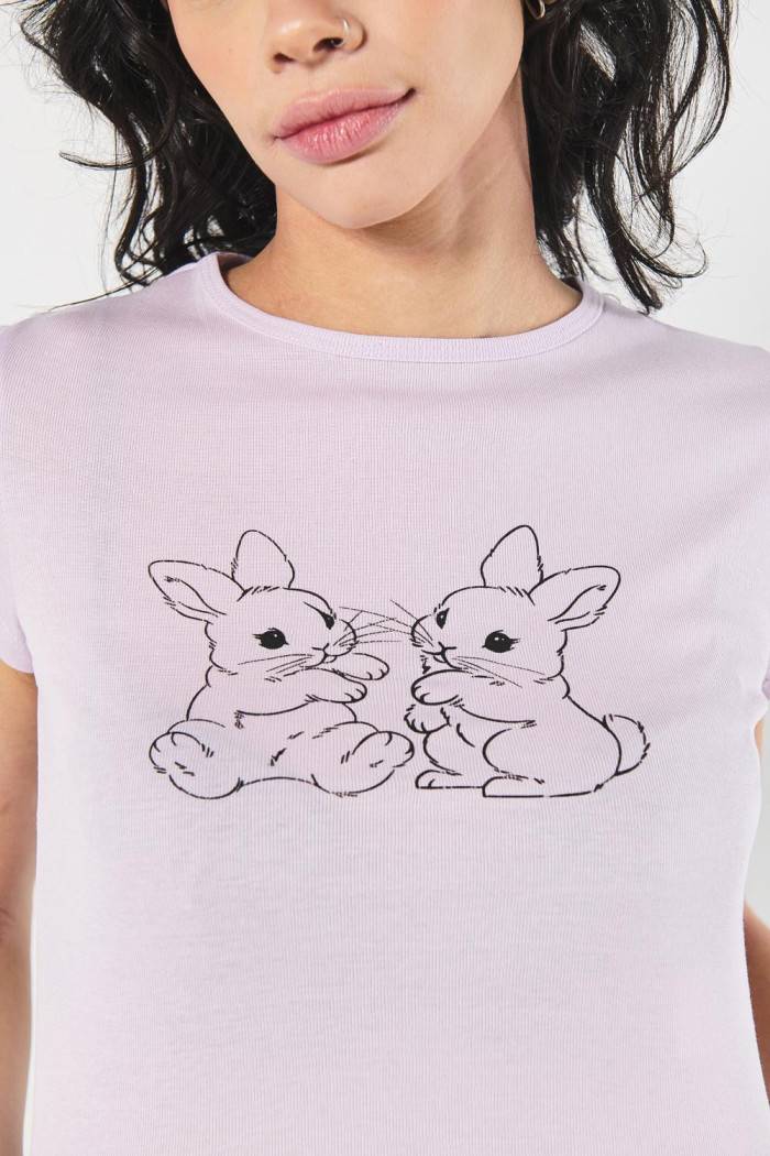 Camiseta en rib unicolor manga corta con diseño coquette