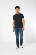 Camiseta negra polo con manga corta y rayas blancas