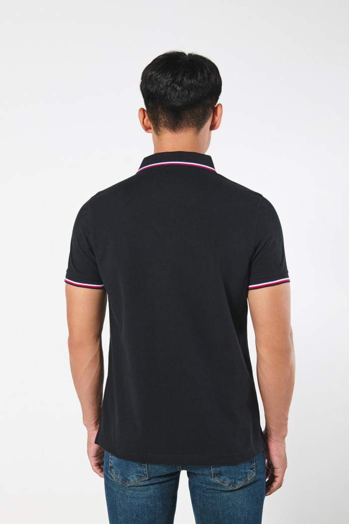 Camiseta negra polo con manga corta y rayas blancas