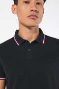 Camiseta negra polo con manga corta y rayas blancas