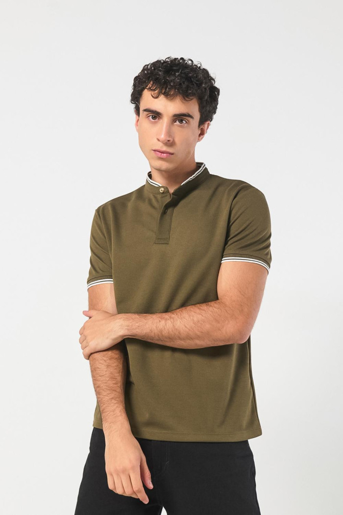 Camiseta verde oscura polo con cuello nerú