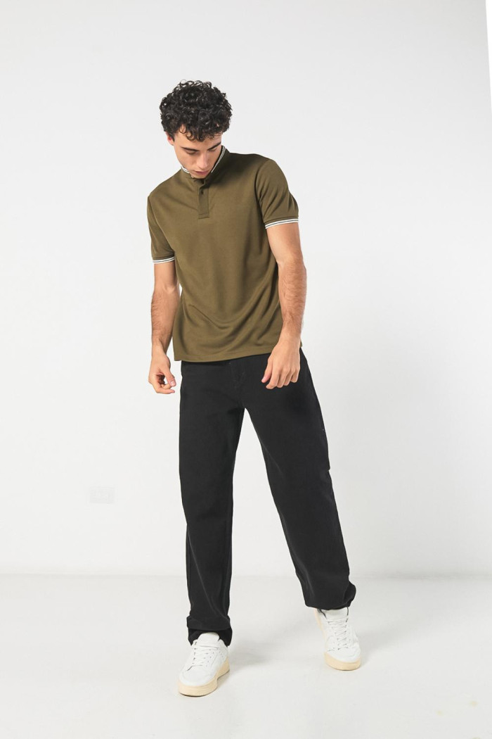Camiseta verde oscura polo con cuello nerú