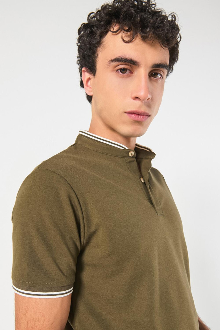 Camiseta verde oscura polo con cuello nerú