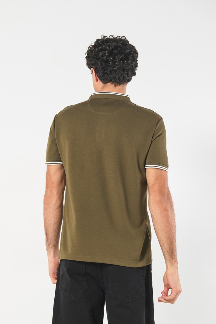 Camiseta verde oscura polo con cuello nerú