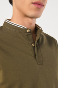 Camiseta verde oscura polo con cuello nerú