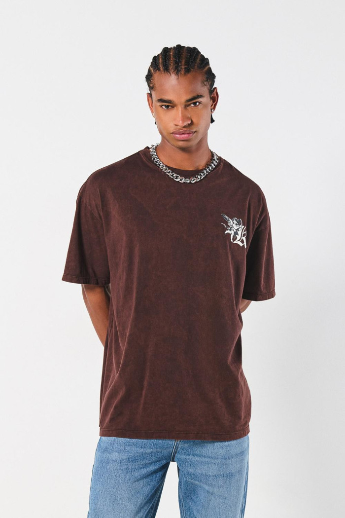 Camiseta café oversize con diseño celestial y manga corta