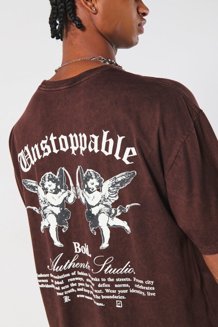 Camiseta café oversize con diseño celestial y manga corta
