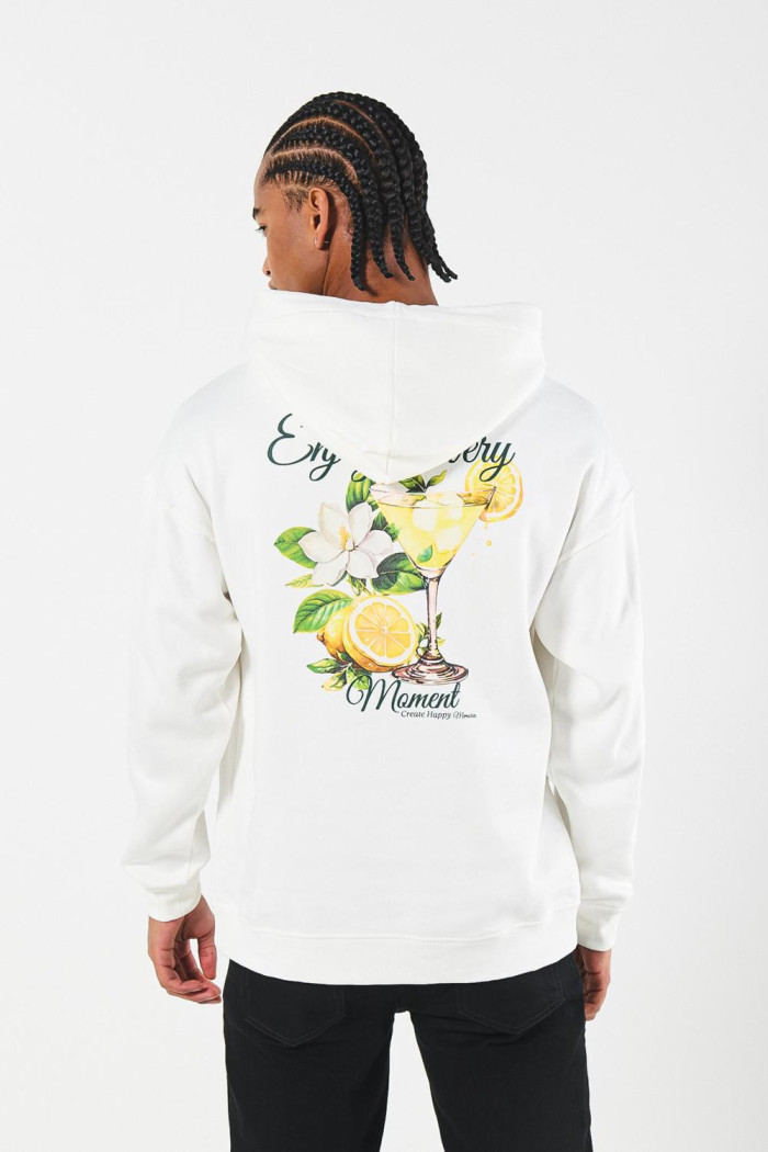 Buzo oversize crema con capota y diseño de coctel
