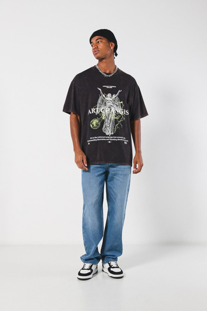 Camiseta negra oversize manga corta con diseño celestial