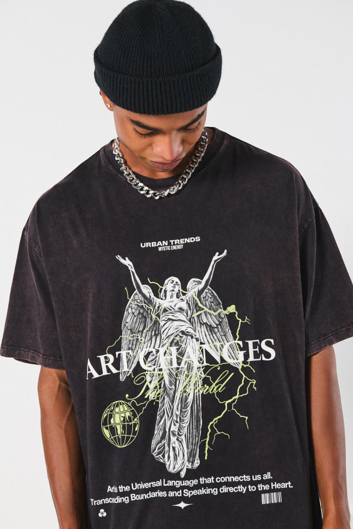 Camiseta negra oversize manga corta con diseño celestial