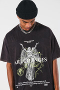 Camiseta negra oversize manga corta con diseño celestial