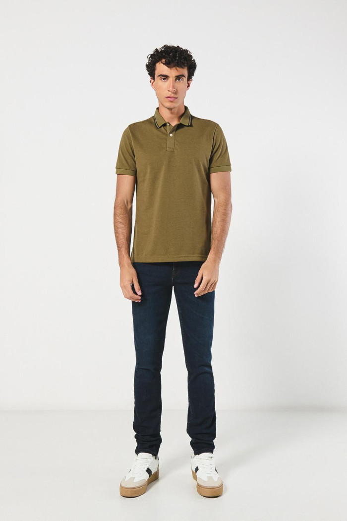 Camiseta polo manga corta unicolor con botones