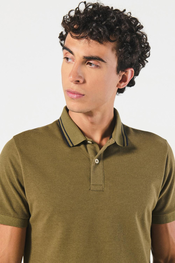 Camiseta polo manga corta unicolor con botones