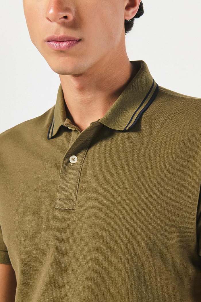 Camiseta polo manga corta unicolor con botones