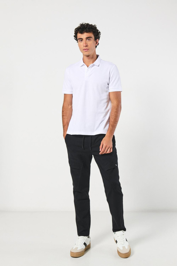 Camiseta unicolor polo con aberturas y manga corta