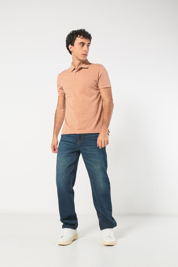 Camiseta unicolor polo con aberturas y manga corta
