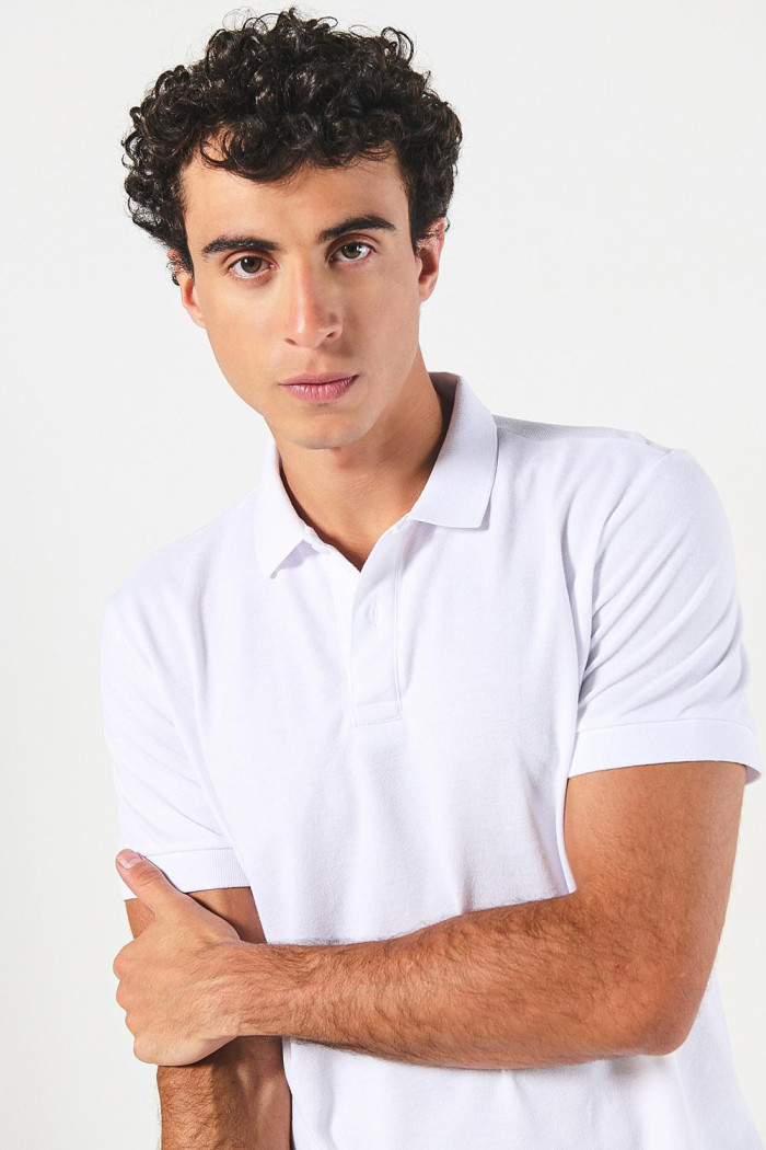 Camiseta unicolor polo con aberturas y manga corta