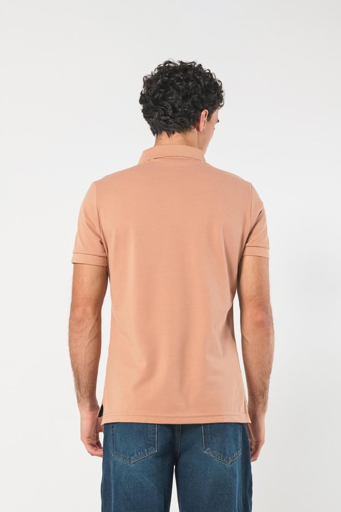 Camiseta unicolor polo con aberturas y manga corta